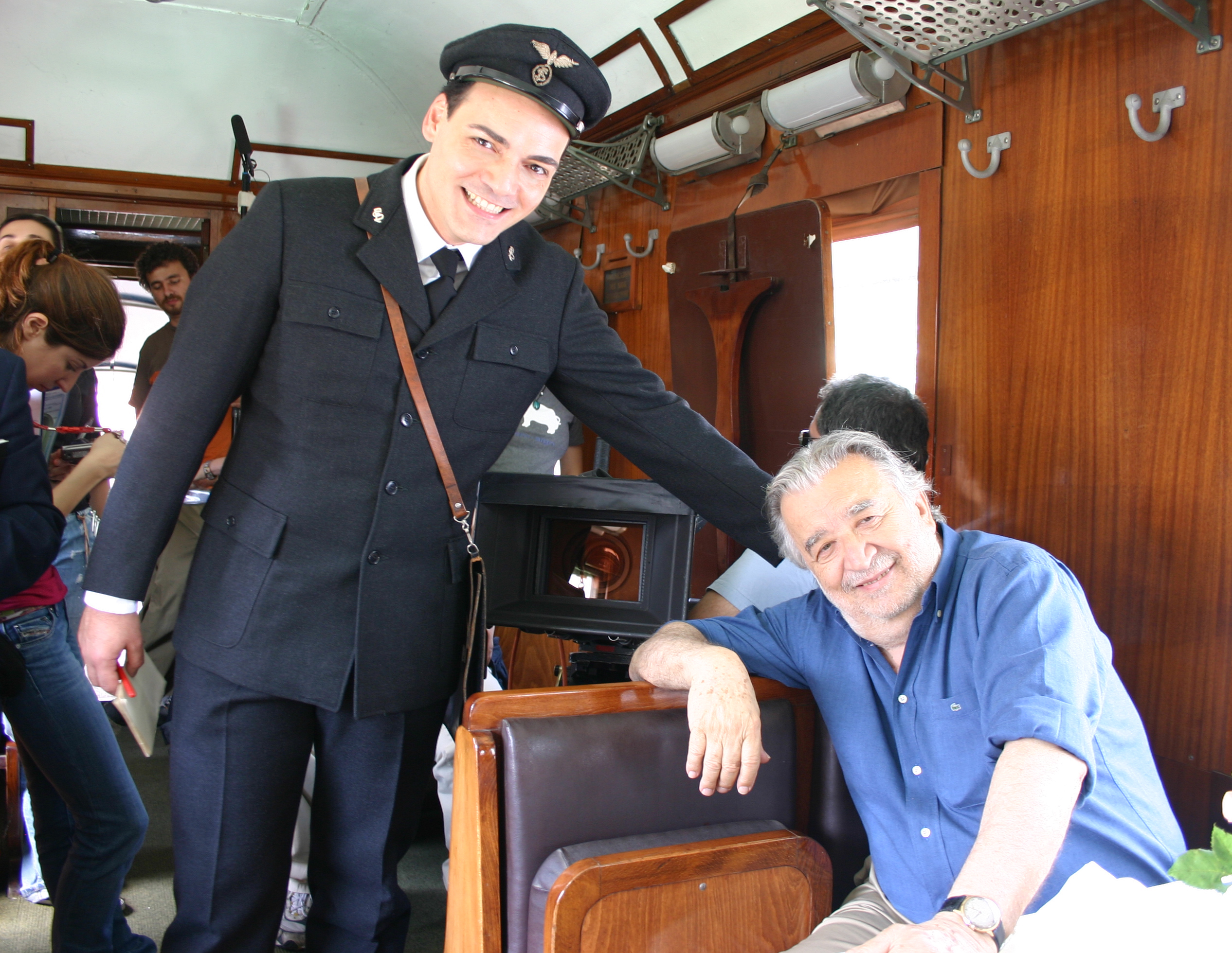 Con il maestro Pupi Avati sul set del film Gli amici del bar Margherita in cui ho interpretato il ruolo del capotreno
