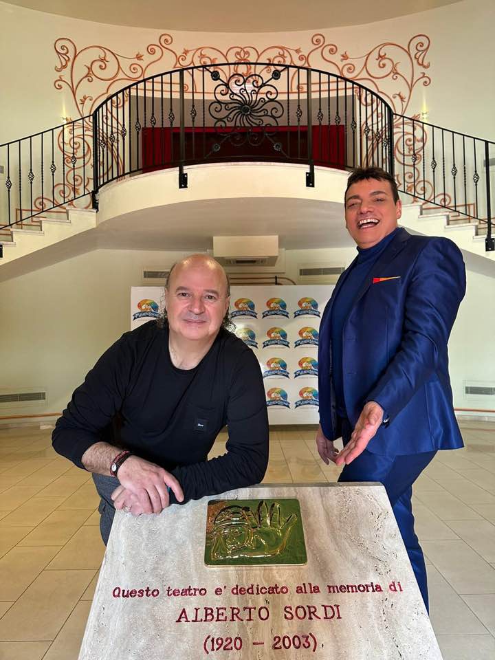 Igor Righetti con il maestro orafo Massimo Palombo che ha realizzato il bassorilievo dorato dedicato ad Alberto Sordi