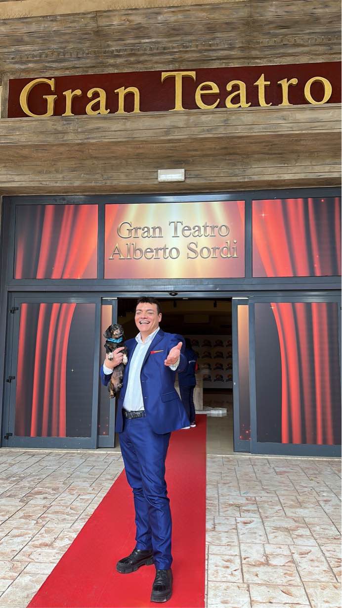 Igor Righetti con il suo inseparabile bassotto Byron davanti al Gran teatro che ha intitolato a suo cugino Alberto Sordi