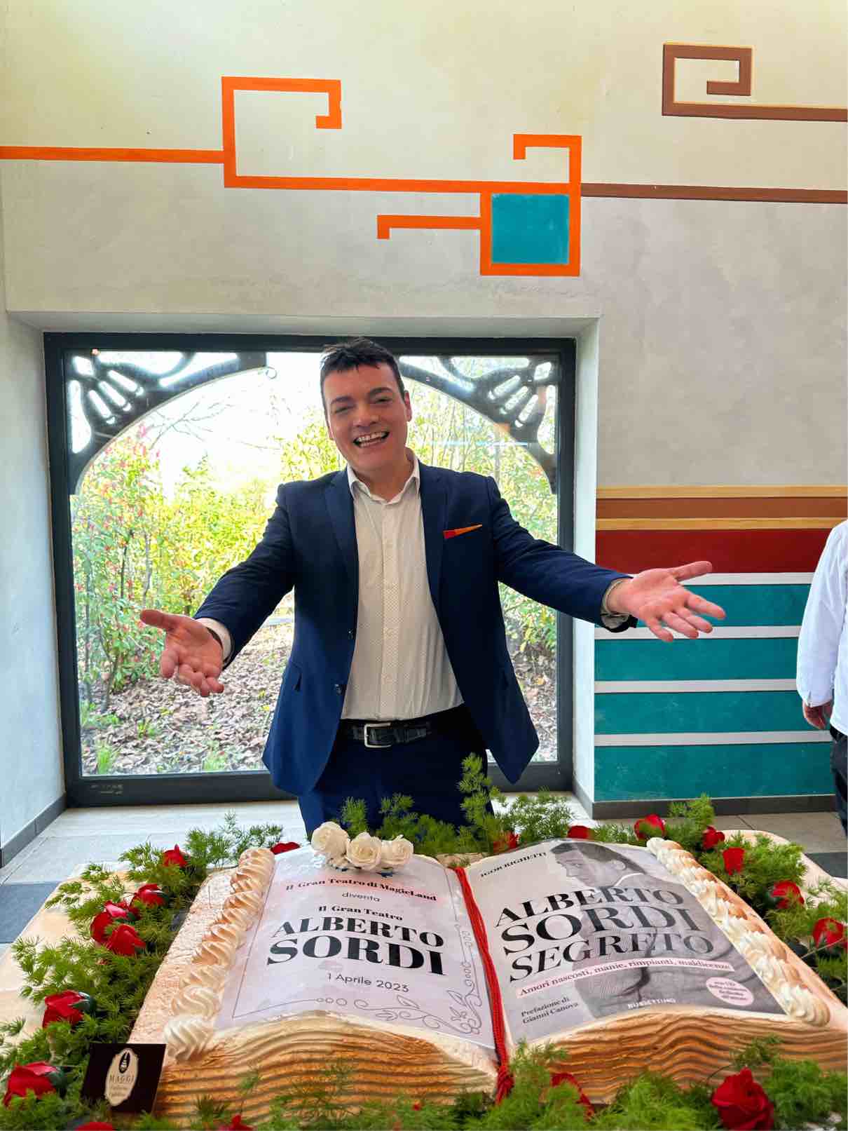 Igor Righetti con la torta artistica realizzata dal maestro pasticcere Enrico Maggi dedicata ad Alberto Sordi