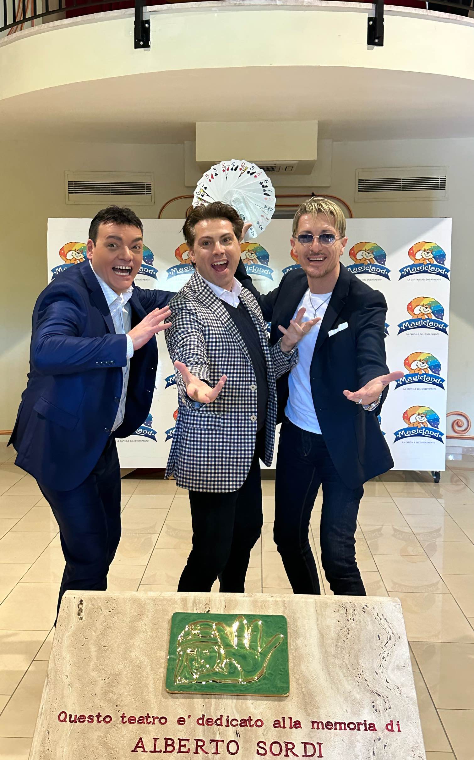 Igor Righetti con l'attore Vincenzo Bocciarelli e l'illusionista Heldin