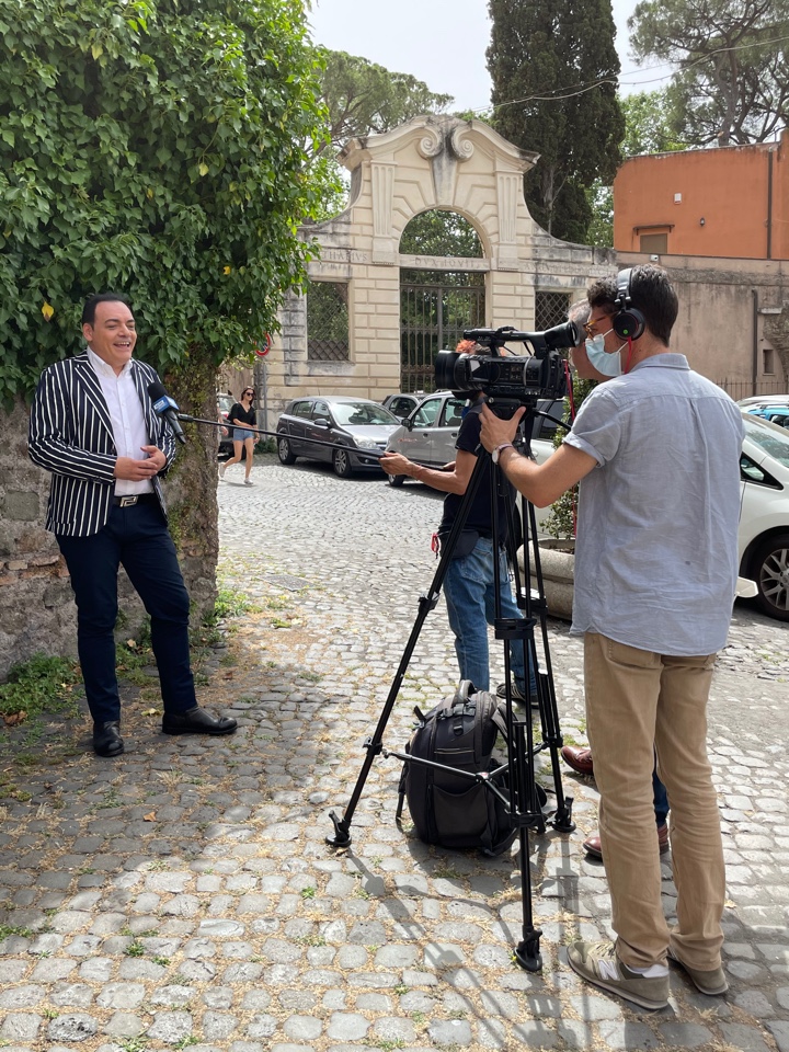 Igor Righetti durante un'intervista per il Tg di Italia 1 Studio Aperto