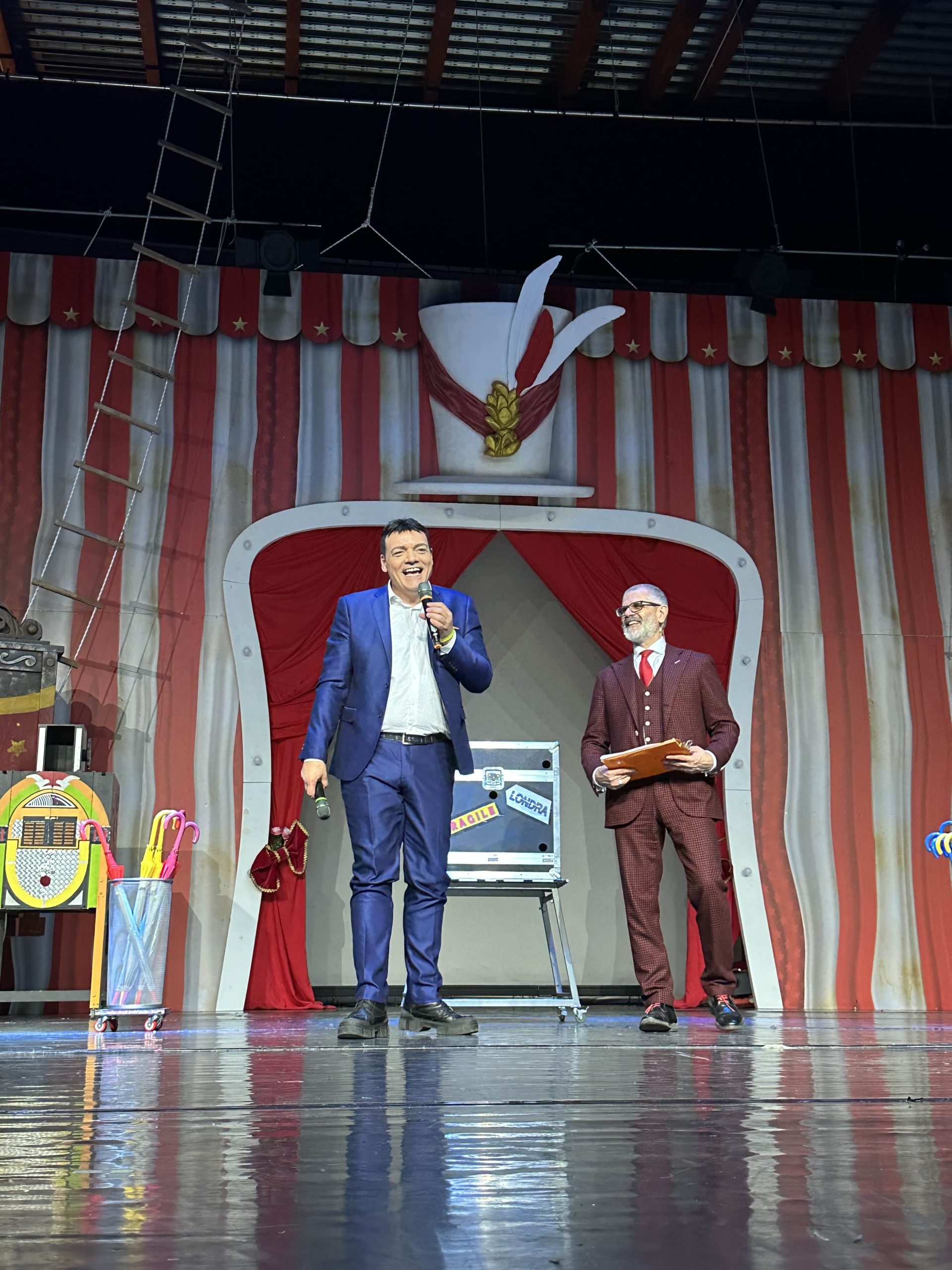 Igor Righetti sul palco del Gran teatro Alberto Sordi con Marco Giannatiempo