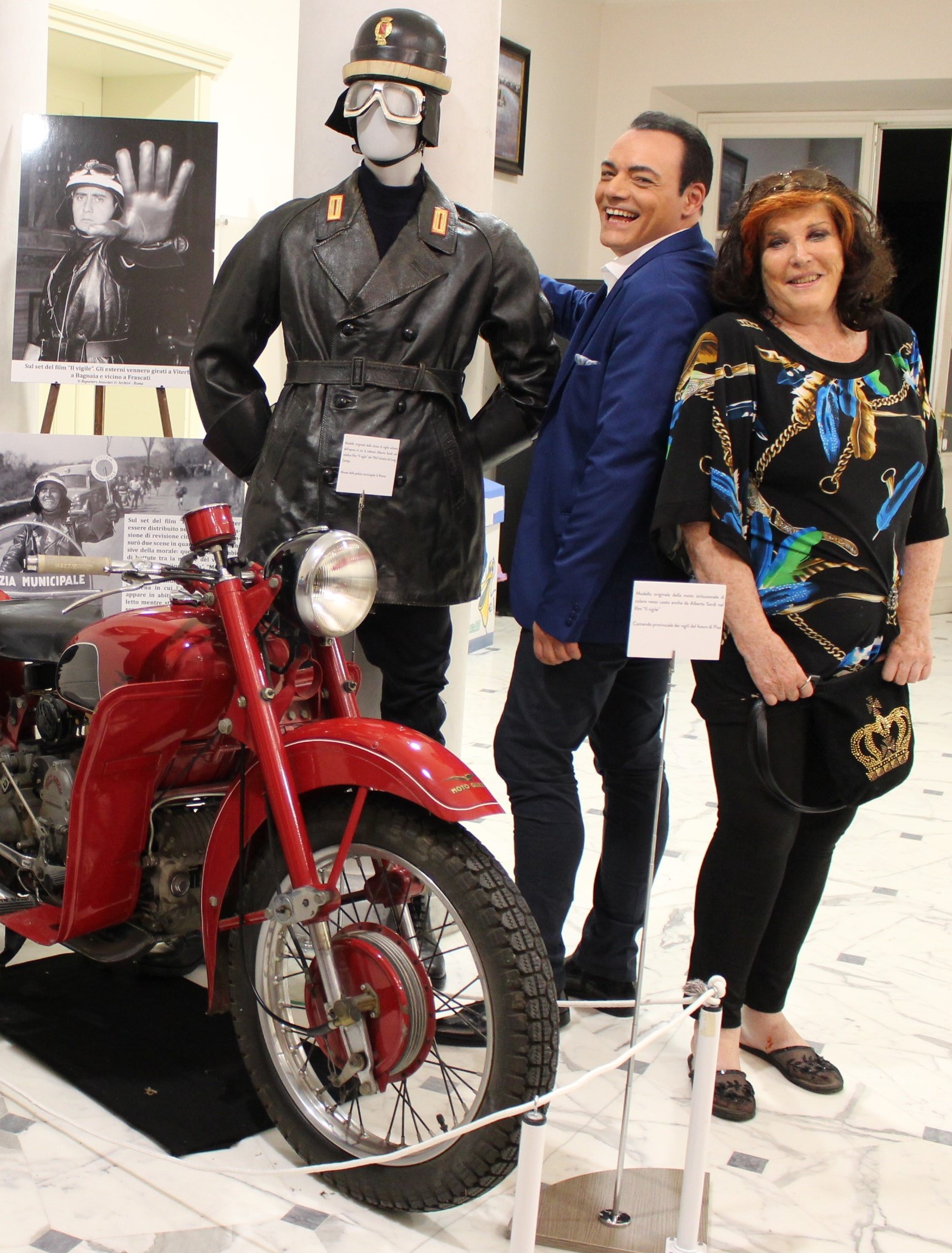Igor Righetti con la contessa Patrizia de Blanck alla mostra su Sordi a Villa Bertelli di Forte dei Marmi curata da Righetti