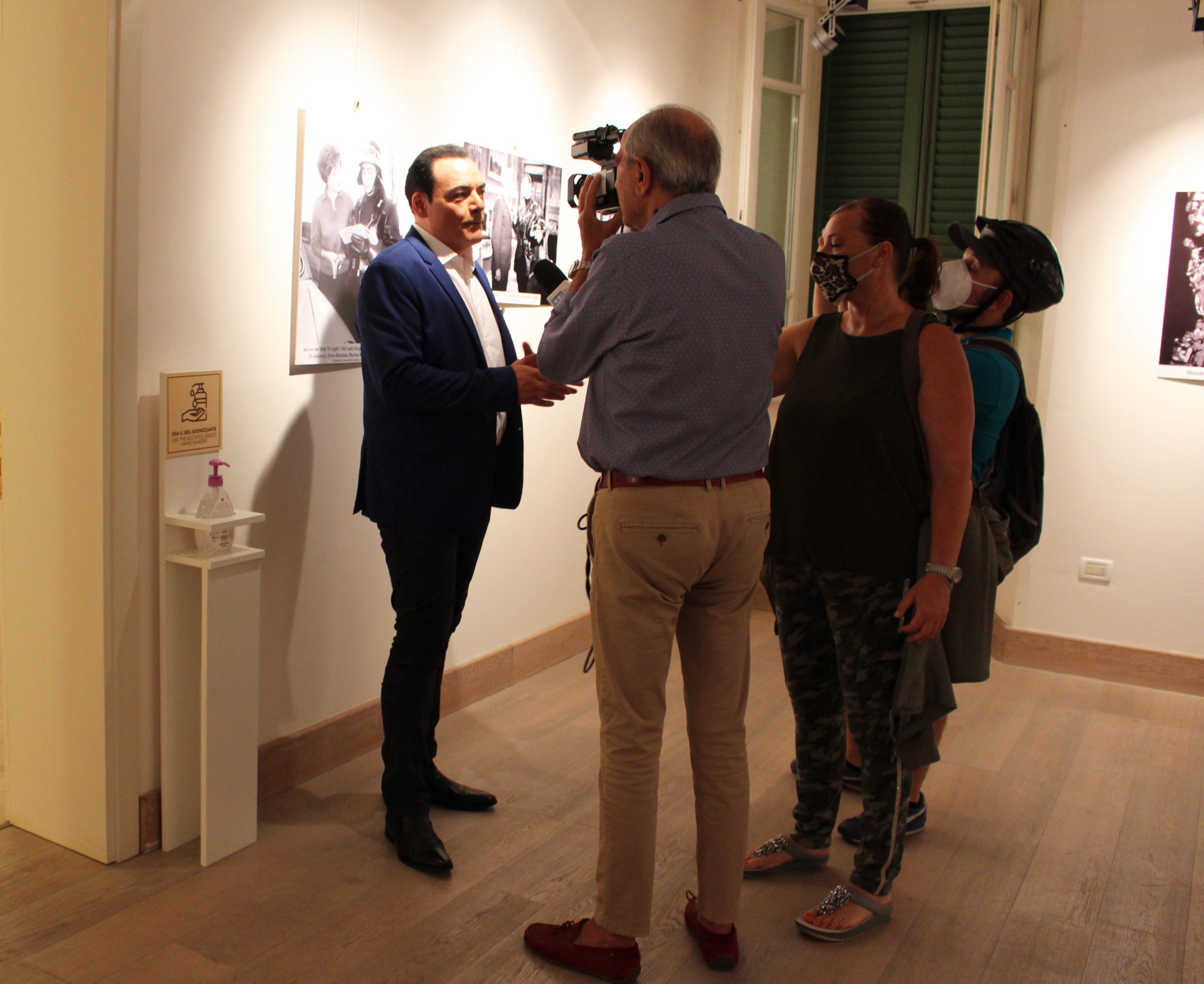 Igor Righetti durante un’intervista tv sulla sua mostra dedicata a suo cugino Alberto Sordi
