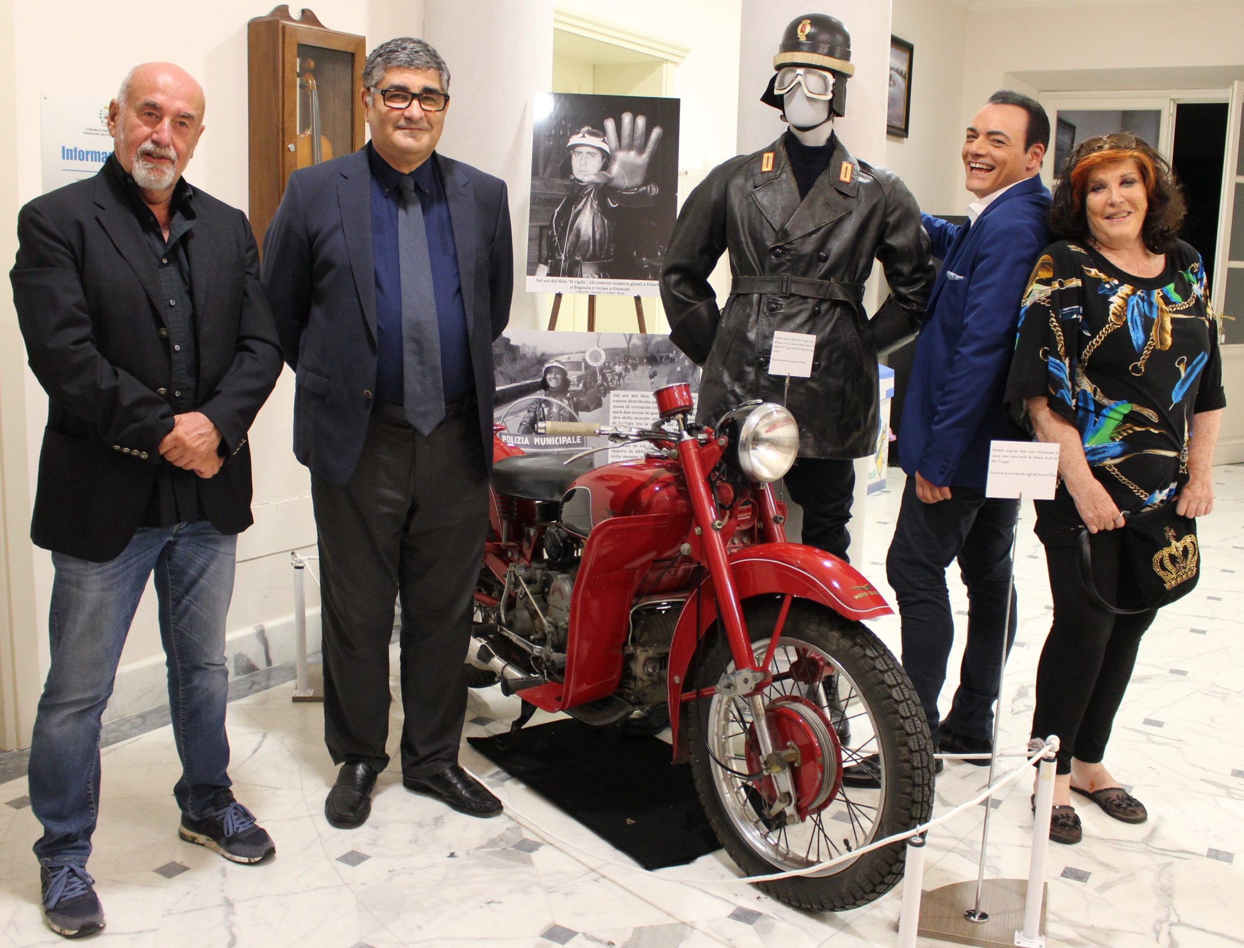 La prima mostra dedicata ad Alberto Sordi allestita a Villa Bertelli e curata da Igor Righetti, nella foto con Patrizia de Blanck, Orazio Anania e lo scrittore Lorenzo Beccati