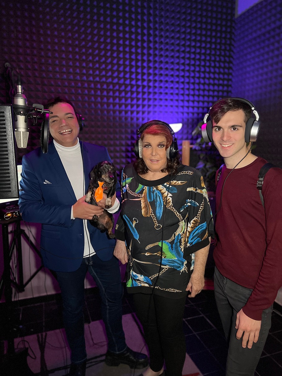 Igor Righetti con il suo bassotto Byron in sala d’incisione con la contessa Patrizia de Blanck e l’influencer Lorenzo Castelluccio